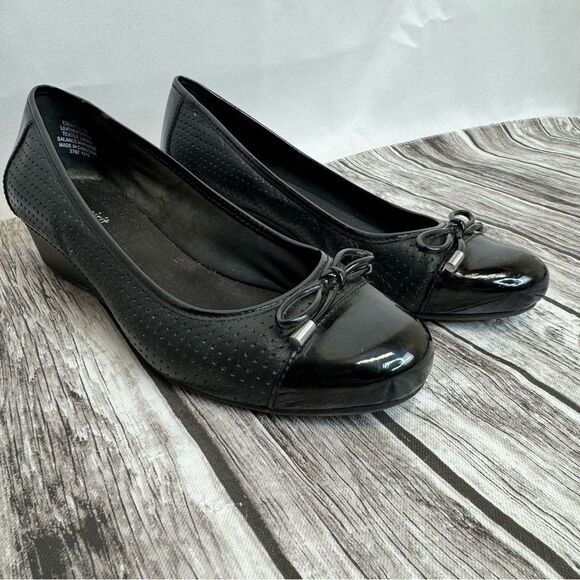 Easy Spirit Women's Black Leather Wedge Heels Shiny Bow Tie Toe 6 6M Slip On - Picture 1 of 11